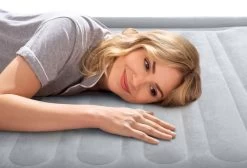 Intex Comfort Plush Hoog Luchtbed - Eenpersoons - Ingebouwde Elektrische Pomp -Buitenwinkel 1320 1900 64412 inuse2 2022 300