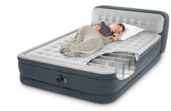 Intex Ultra Plush Headboard Luchtbed - Queensize - Ingebouwde Elektrische Pomp 13 Intex Ultra Plush Headboard Luchtbed - Queensize - Ingebouwde Elektrische Pomp -Buitenwinkel 1320 1900 64448 inuse 2023 300