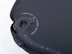 Exped SIM 3.8 M Zelfopblazende Slaapmat 13 Exped SIM 3.8 M Zelfopblazende Slaapmat -Buitenwinkel 1441 1900 sim black valve close